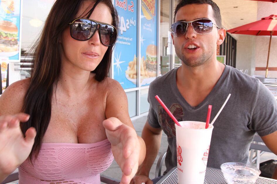 15P MILF aux gros seins perky Jenna Presley se fait baiser au bord de la piscine