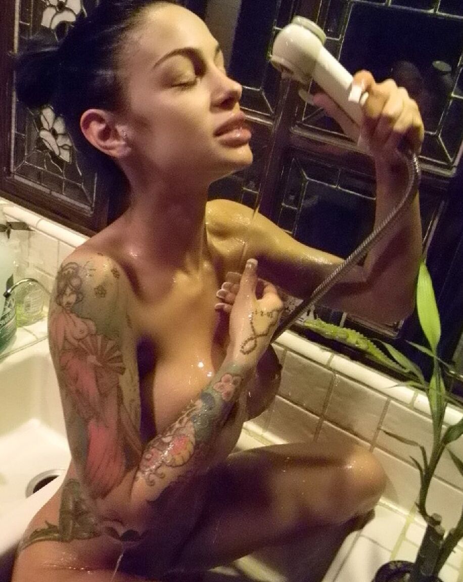 16P A enorme gata titted Angelina Valentine gosta de masturbação cremosa na cozinha