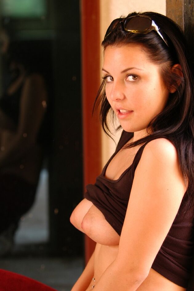 14P Nena amateur con un culo fantástico Natalia hace alarde de sus tetas naturales en un solo