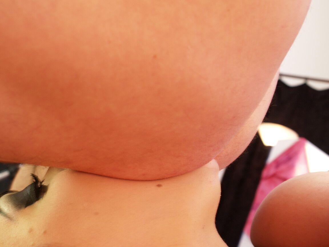 17P Morena MILF com tatuagens faz com que seu molusco suculento seja fodido