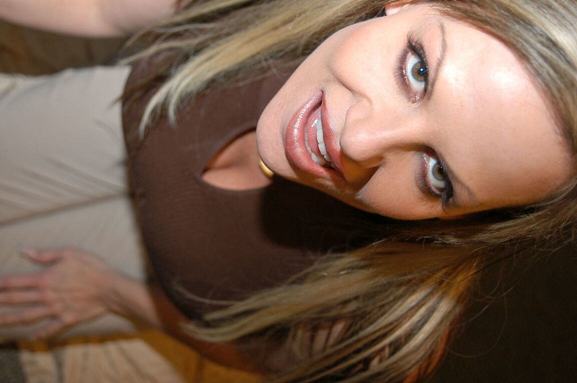 14P esposa loira descarada Kelly Madison libera suas tetas