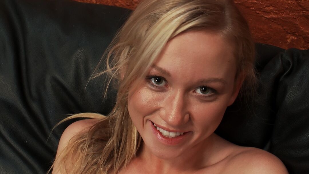 16P A estrela pornográfica gostosa de 31 anos Madison Scott mostra seus peitos grandes e se masturba com um brinquedo