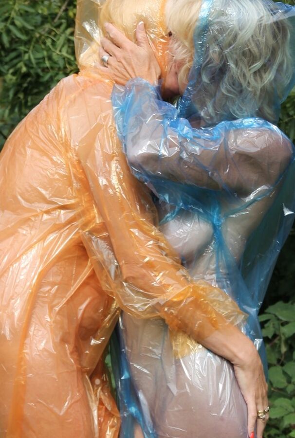 14P La rubia amateur Dimonty y su amante lesbiana se exhiben mientras usan impermeables