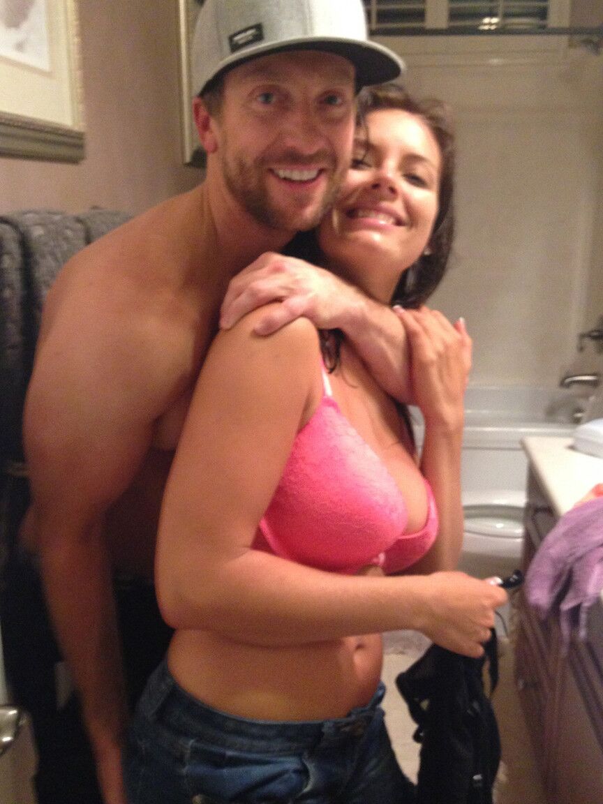 La estadounidense 16P Kayla West se desnuda durante tomas espontáneas en el Madison's