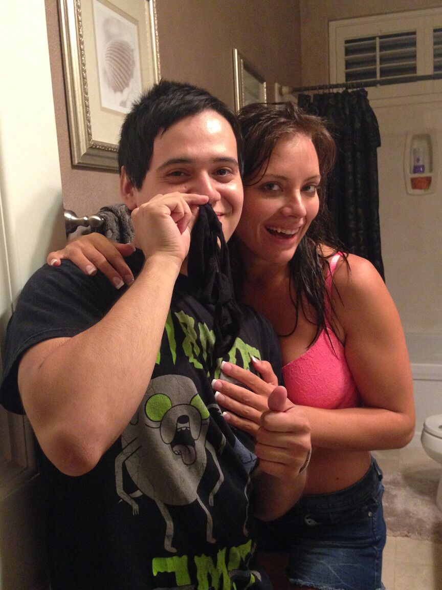 La estadounidense 16P Kayla West se desnuda durante tomas espontáneas en el Madison's