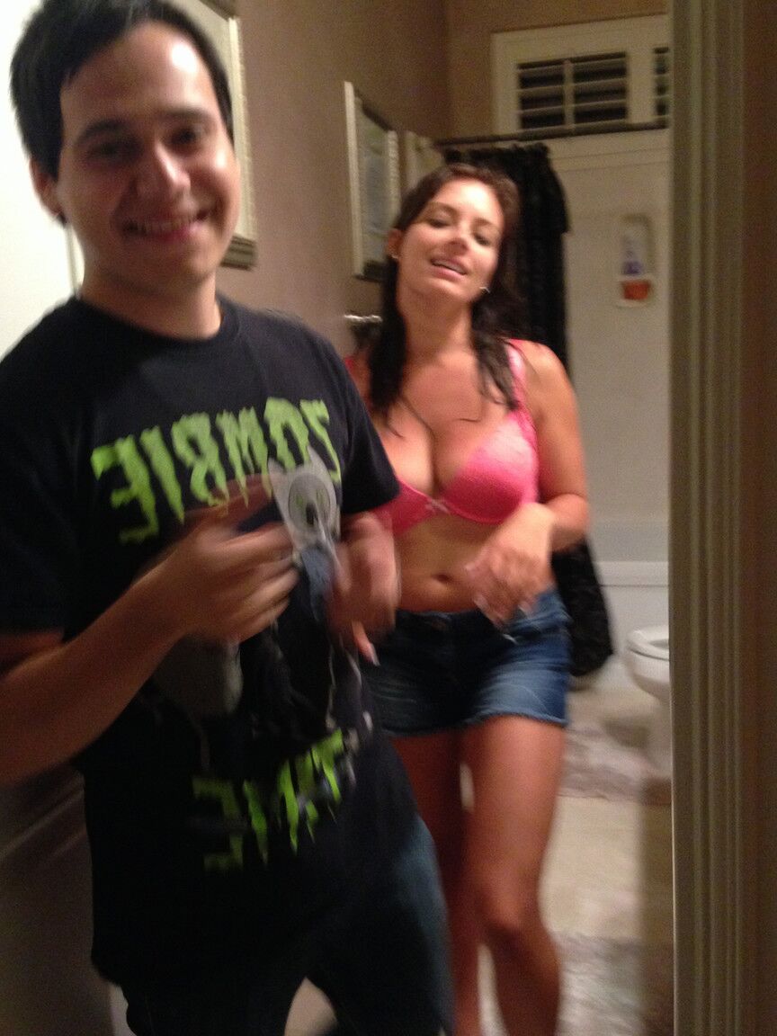 La estadounidense 16P Kayla West se desnuda durante tomas espontáneas en el Madison's