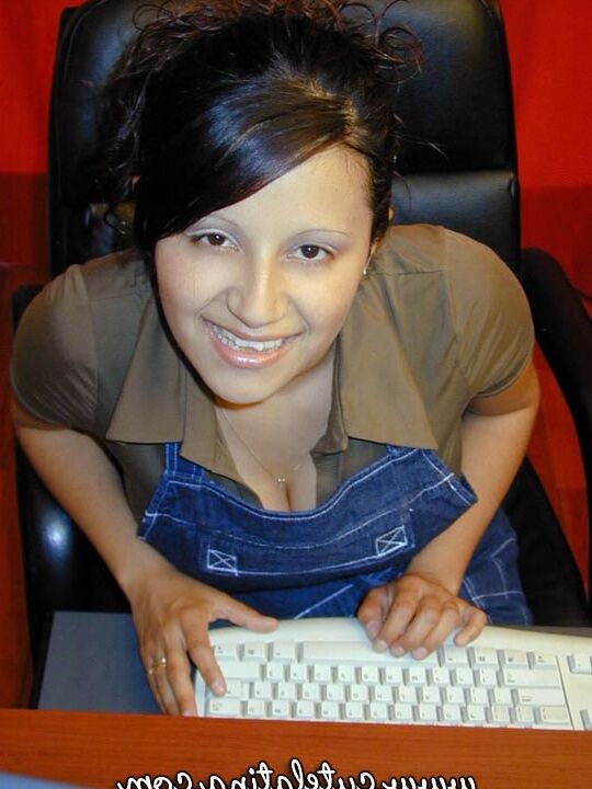 13P Latina amadora Talia perde seus peitos grandes de um sutiã em uma tanga