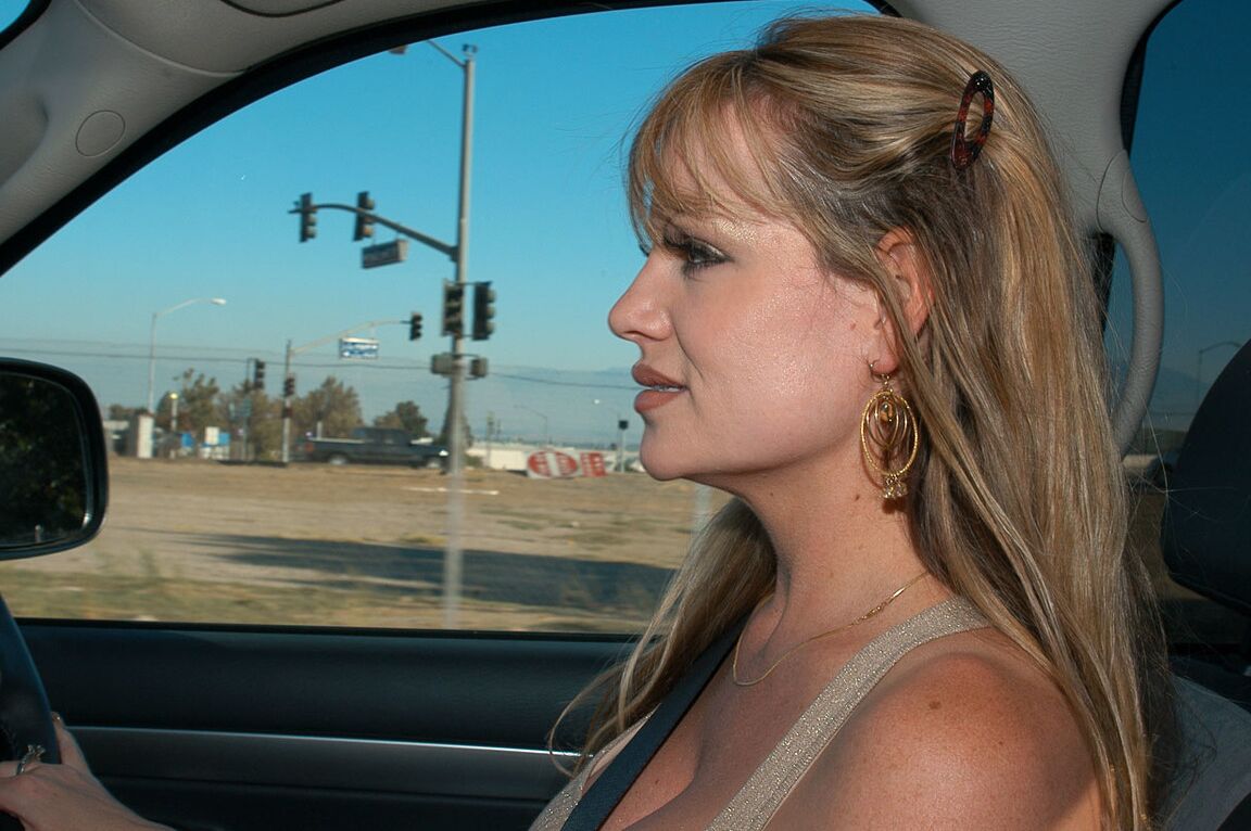 12P La nena de tetas naturales Jamie Huxley y la MILF de enormes pechos Kelly Madison se desnudan