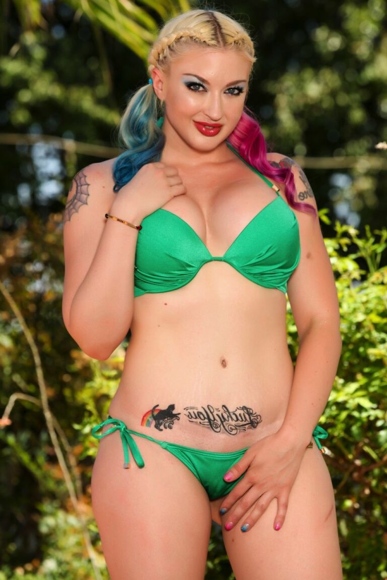12P Leyla Falcon Leya muestra su sexy culo