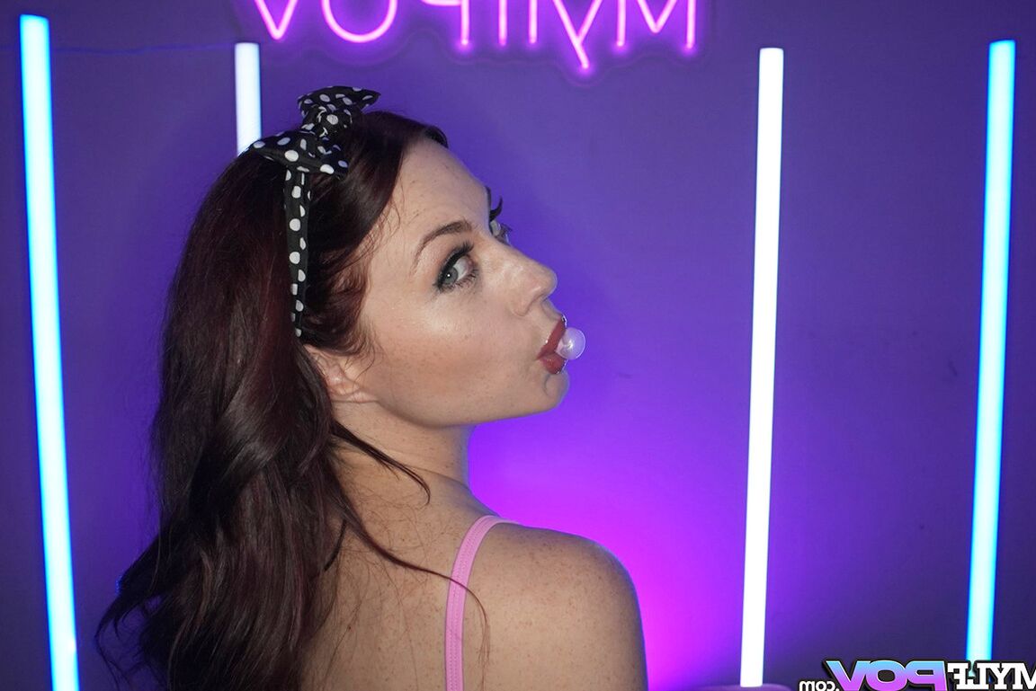 14P Ruiva MILF Jessica ordenhando e chupando um pau grande antes de ser fodida por trás