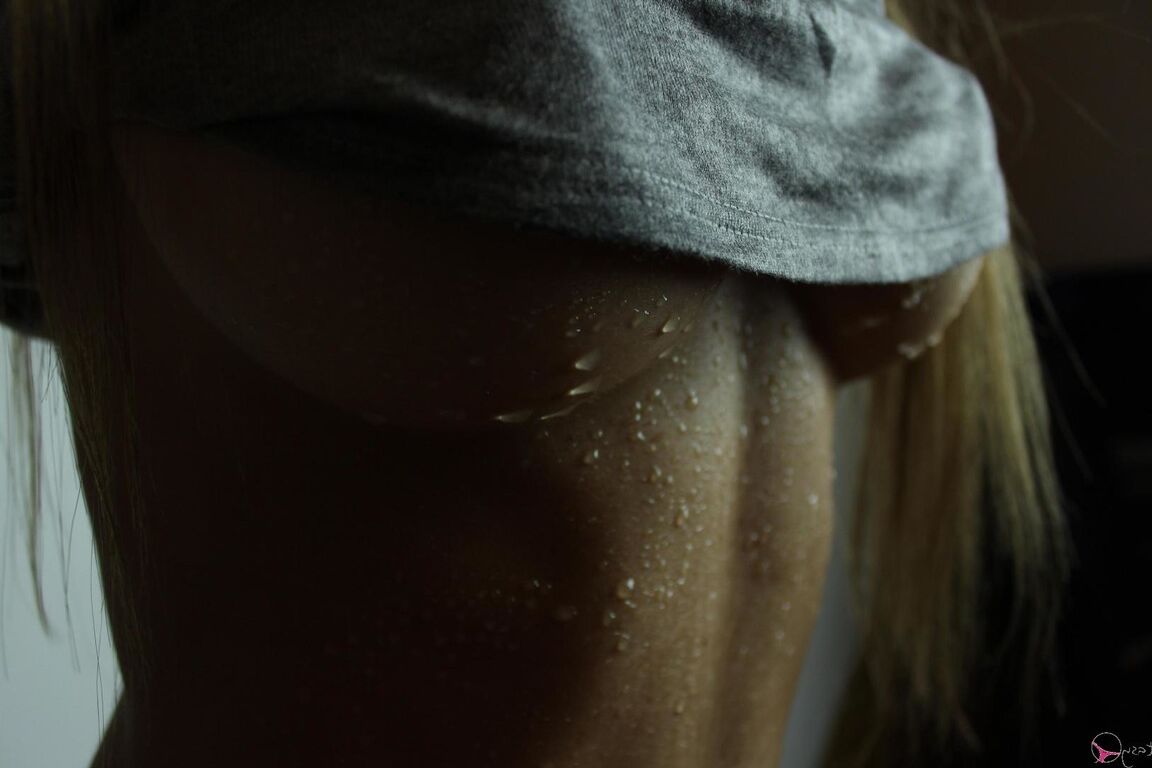 11P Linda chica con dulce culo Stasy muestra sus tetas perfectas en una sesión en solitario