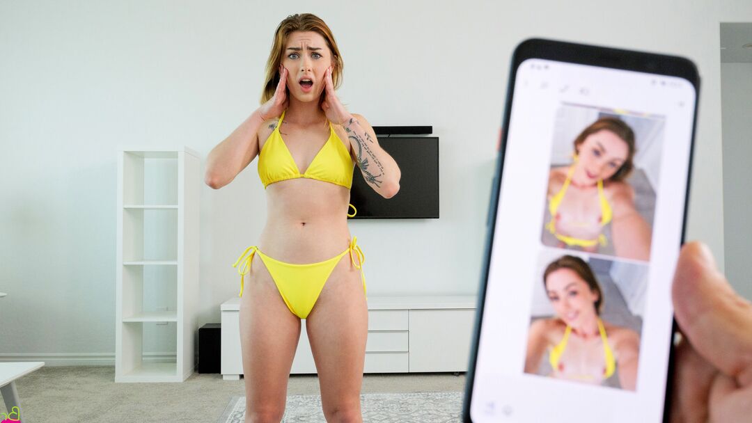 13P Ruby Redbottom está amando seu corpo gostoso de verão Usando seu telefone celular, ela