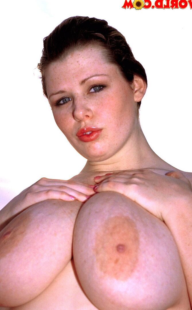 18P Morena gostosa MILF Desirae exibe seus lindos peitos grandes na praia