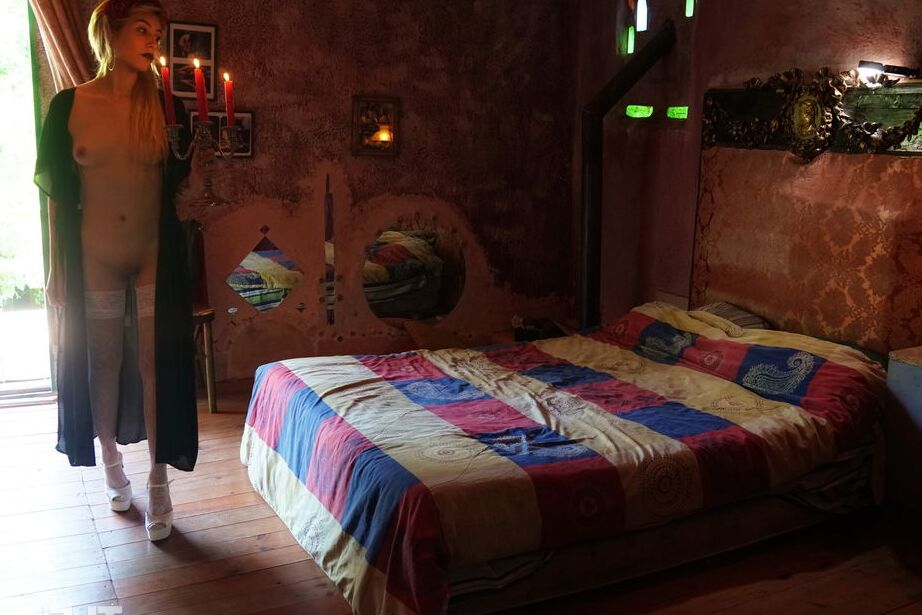 16P A adolescente loira Sophia D enfia velas na buceta e no cu em cima da cama