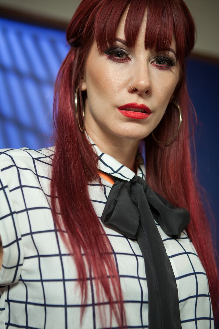 13P セクシーな衣装を着た上品な女性3人が足フェチ男に生足を晒す