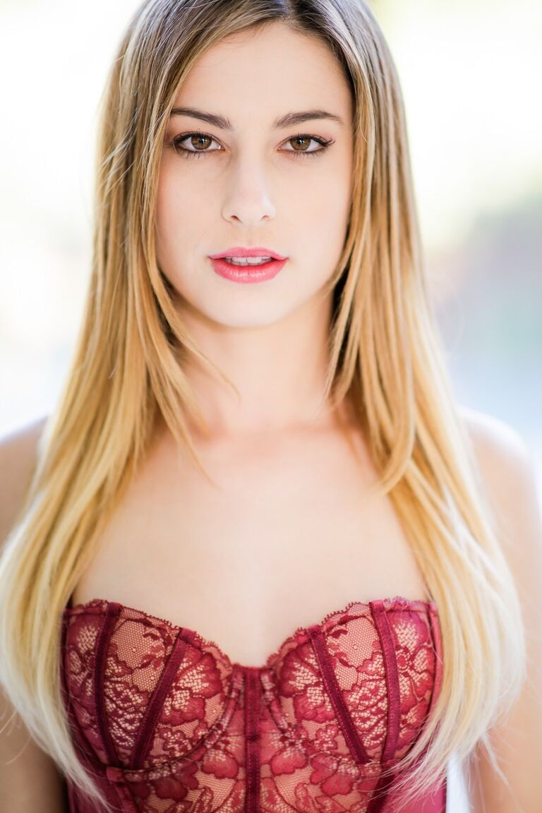 15P Die schöne Teenagerin Kristen Scott schlüpft aus weinroten Dessous, um nackt zu posieren