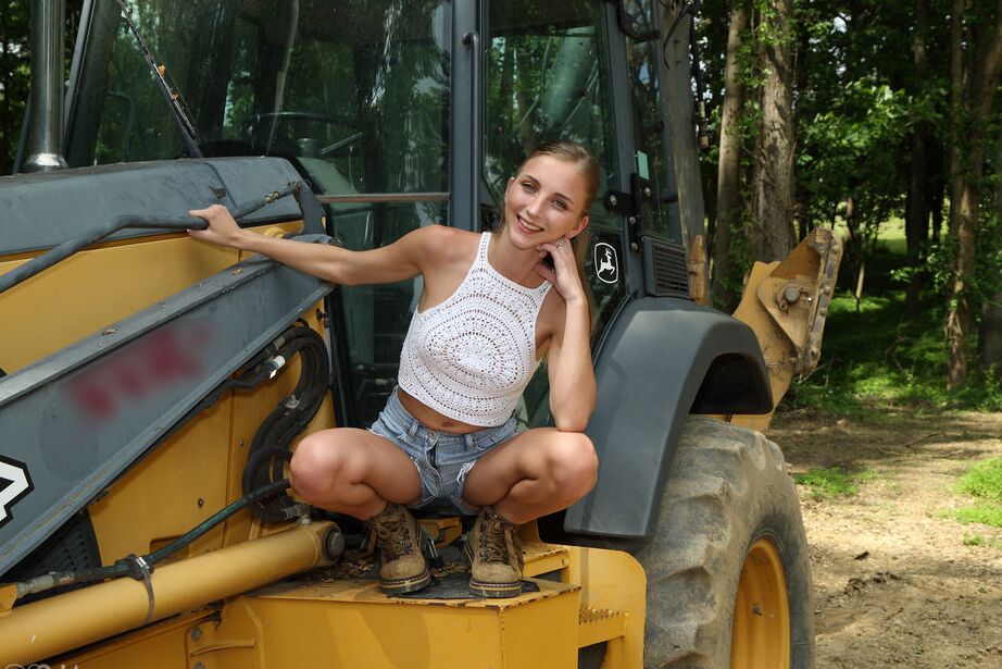 16P La joven amateur Macy Meadows se desnuda con botas de montaña sobre un equipo pesado