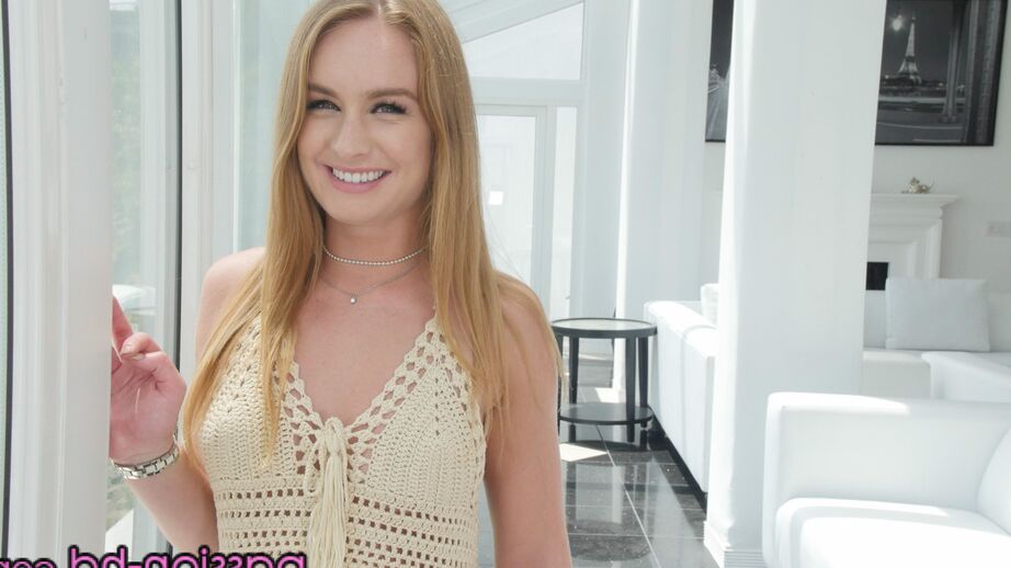 16P La jeune sexy Daisy Stone se déshabille devant une fenêtre.