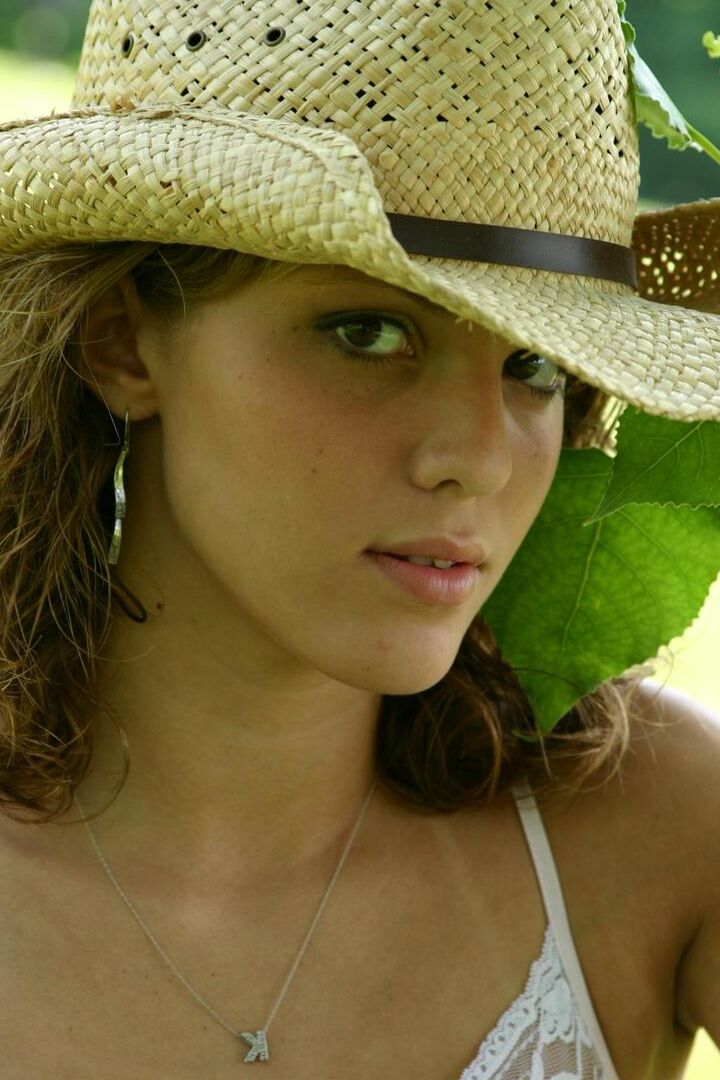 12P Karen, une adolescente amateur, laisse monter sa jupe en jean pour exposer ses sous-vêtements dans la cour.