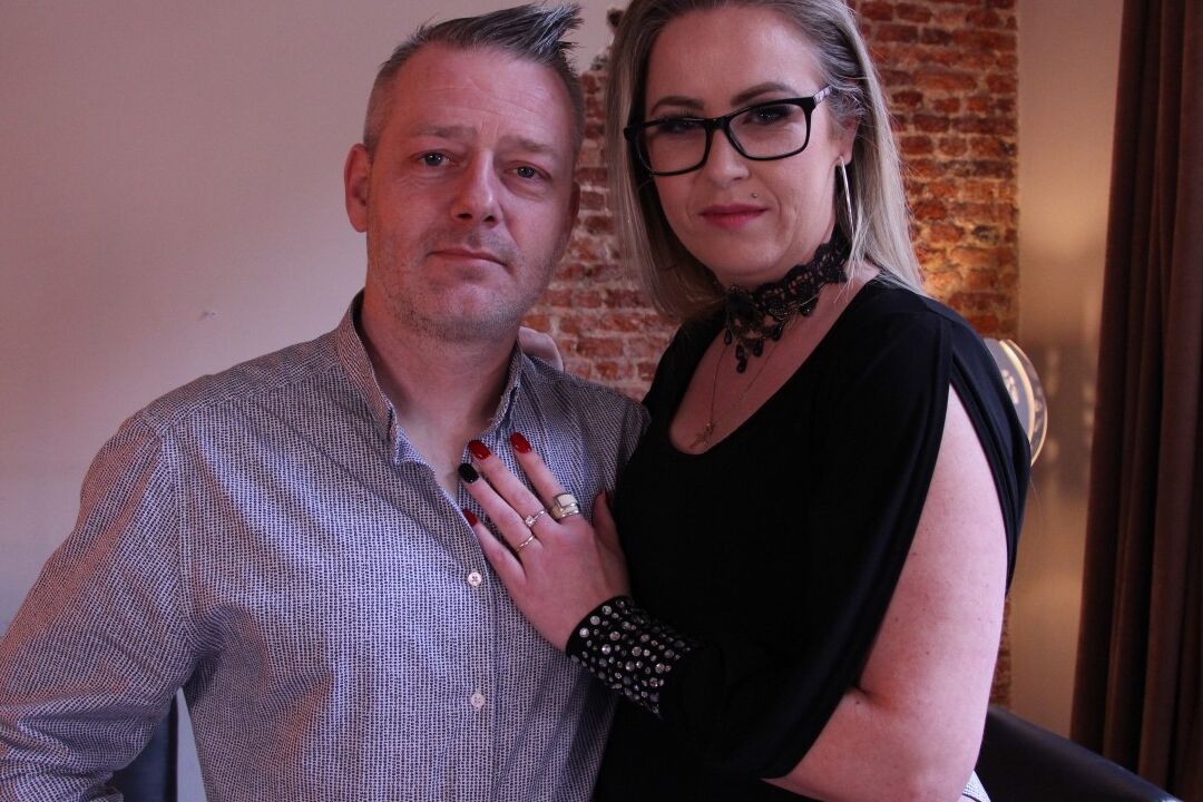 20P Esposa rubia platino recibe un collar de perlas después de tener sexo con su marido
