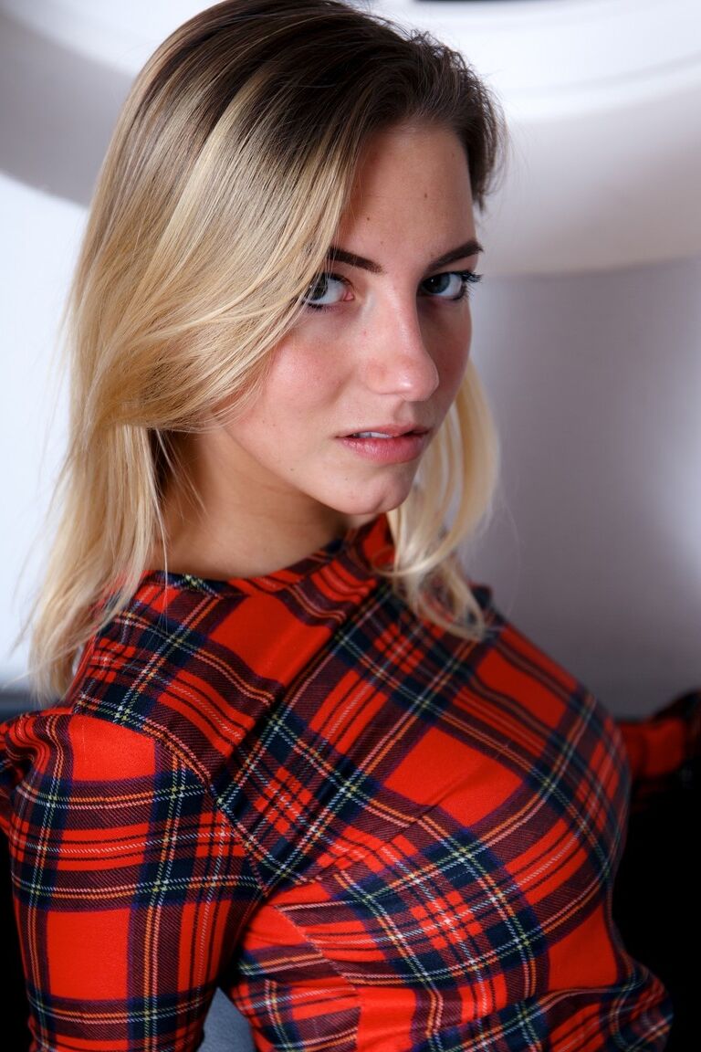 18P Une jolie amatrice en talons hauts montre ses seins et son tunnel d'amour sur le canapé