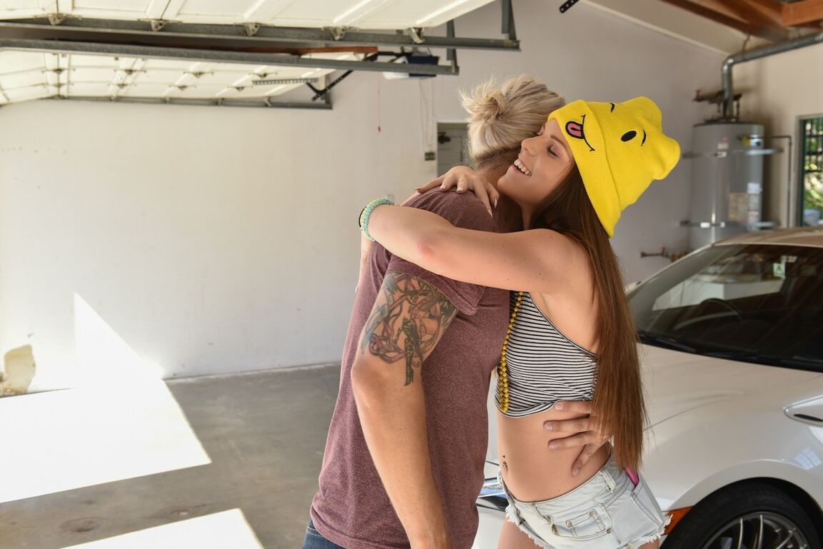 21P Adolescente sacanagem de chapéu amarelo Jenna Jay chupa seu mecânico na garagem
