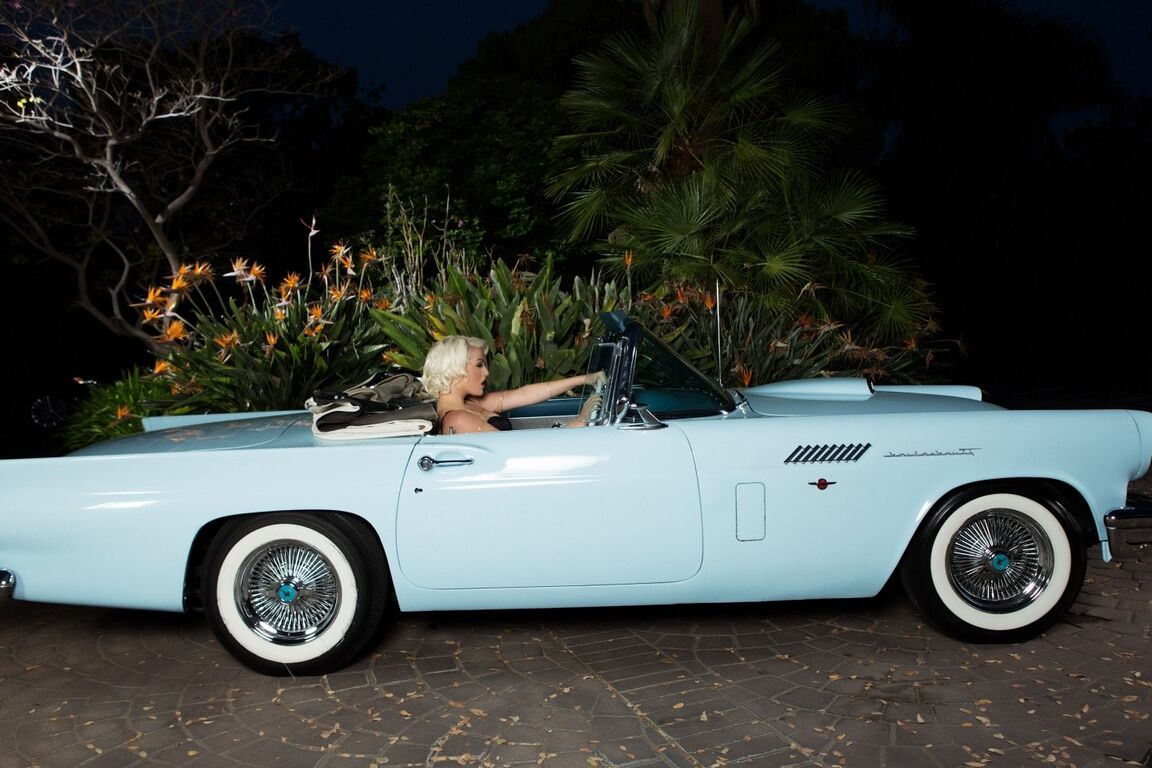 21P, blonde platine, Jenna Ivory, se déshabille et pose dans une voiture classique.