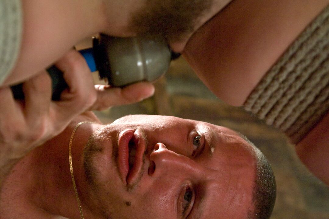 17P BDSM ふしだらな女ボビー スターが屋根からぶら下がっている間に肛門貫通される
