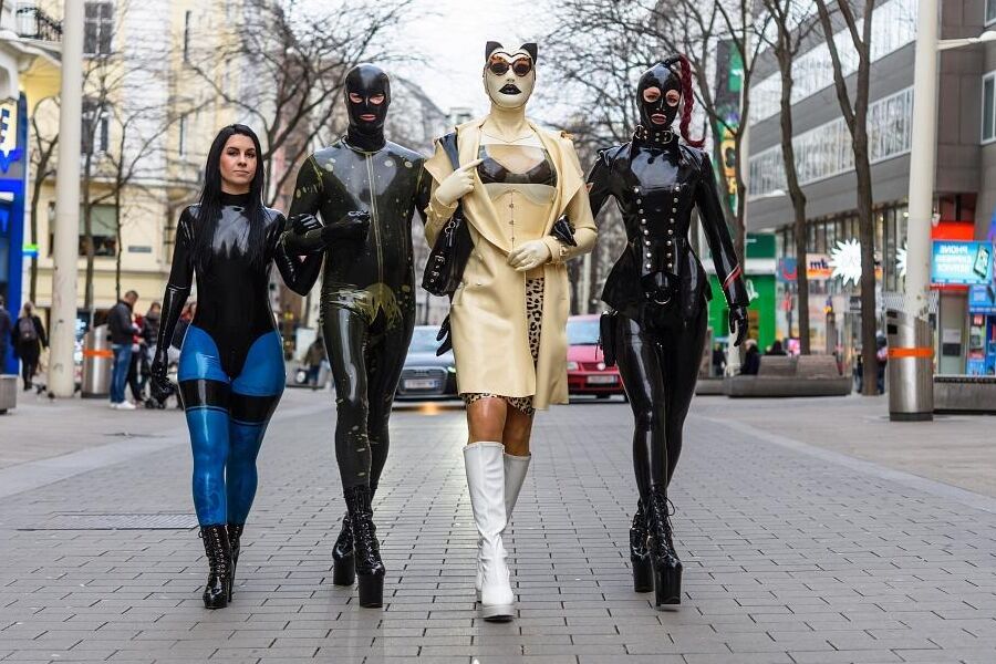 16P Images Rubber At A Stroll through Vienna