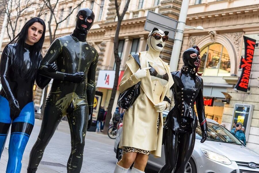 16P Images Rubber At A Stroll through Vienna