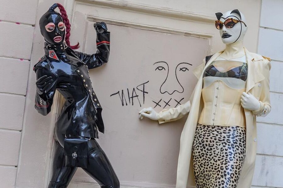 16P Images Rubber At A Stroll through Vienna