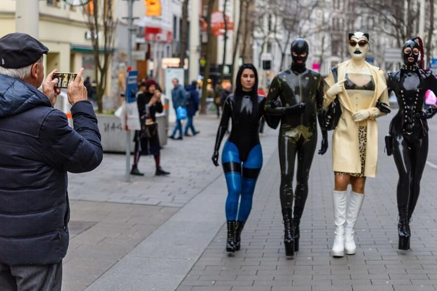 16P Images Rubber At A Stroll through Vienna