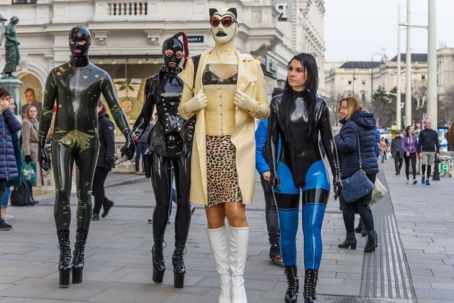 16P Images Rubber At A Stroll through Vienna