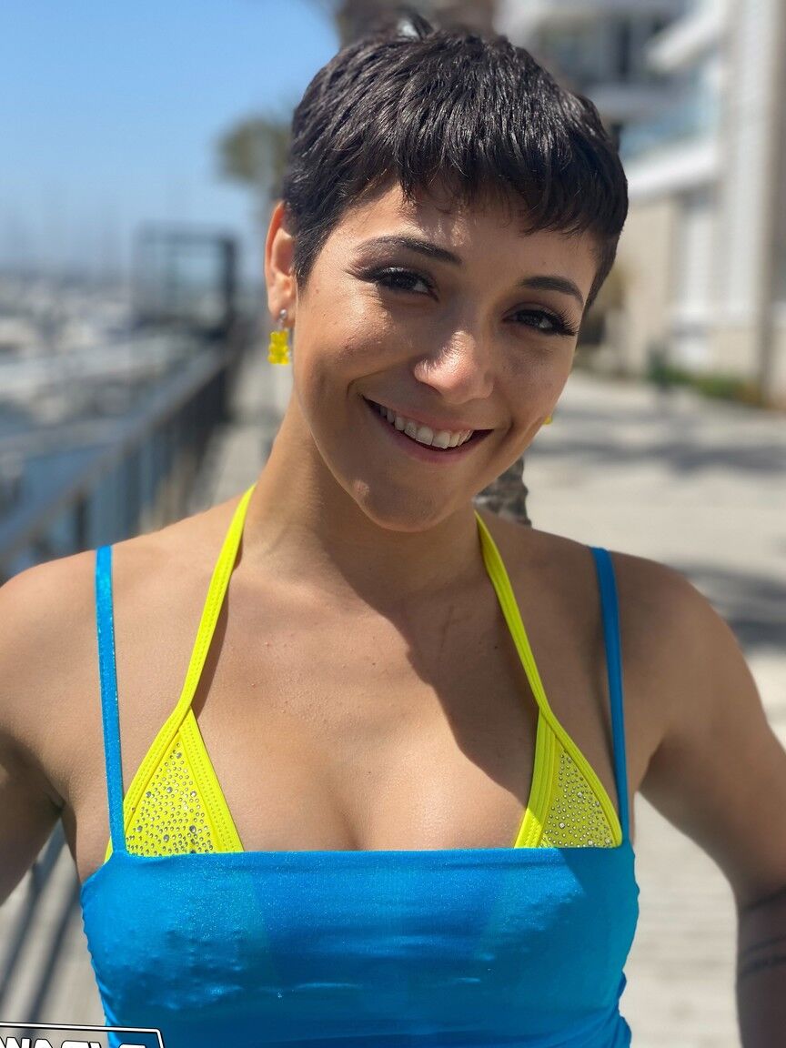 21P Brooklyn Grey, une fille aux cheveux courts et au corps sexy, fait un rimjob et une pipe