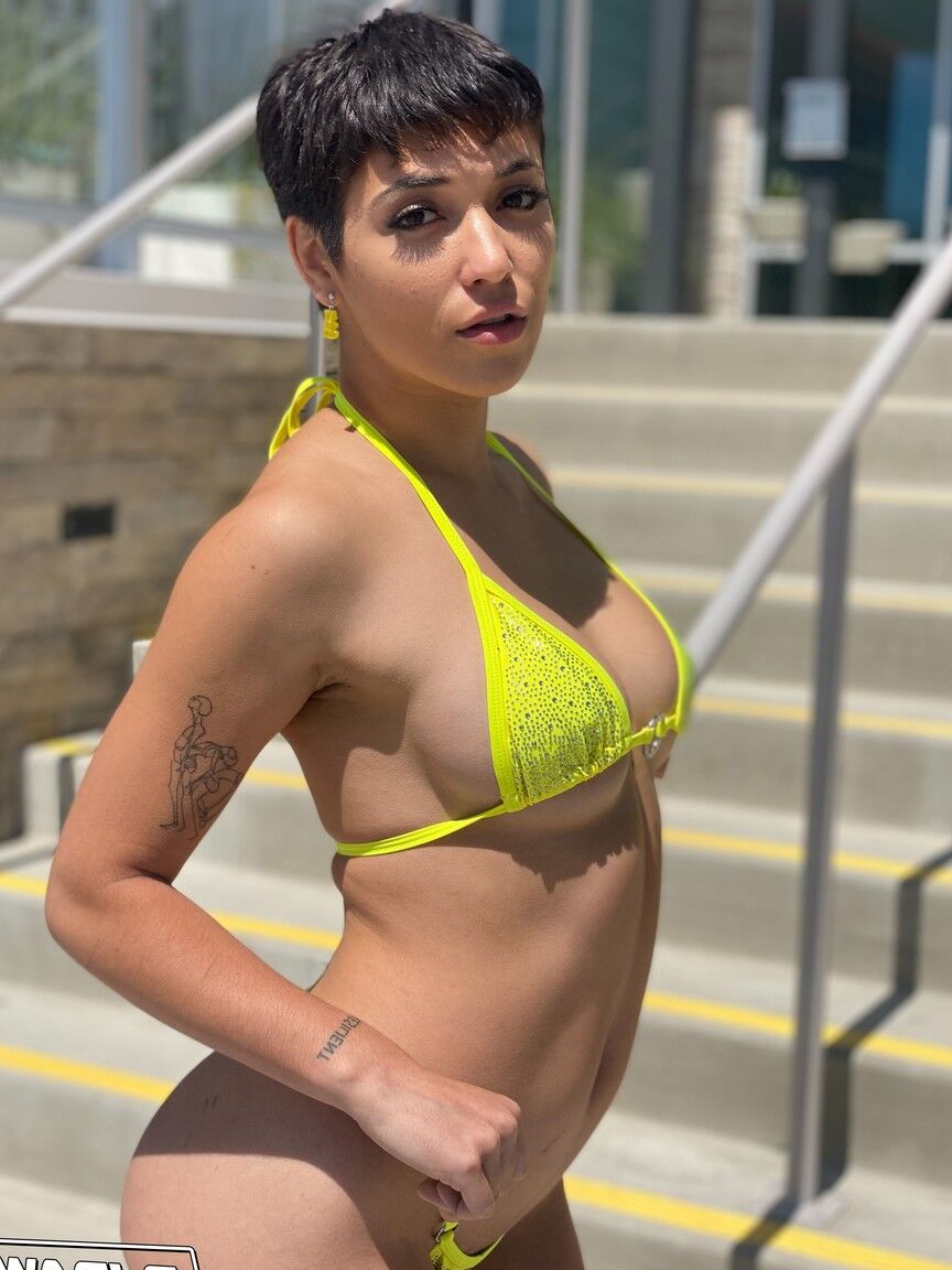 21P Brooklyn Grey, une fille aux cheveux courts et au corps sexy, fait un rimjob et une pipe