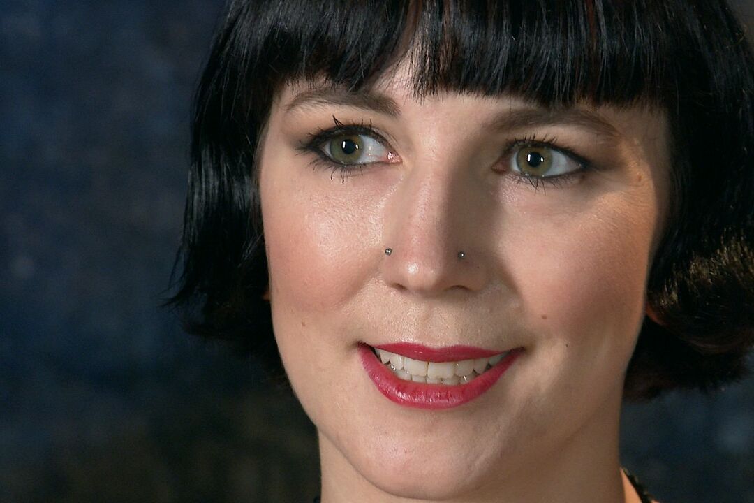 21P 変態ウェイトレスのコーラル大動脈は、乱暴に輪姦される前に彼女の陰部を誇示します
