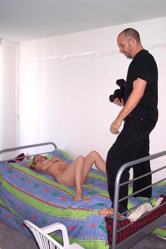 16P A jovem loira Cali mostra o piercing na língua durante sua primeira sessão de fotos nuas