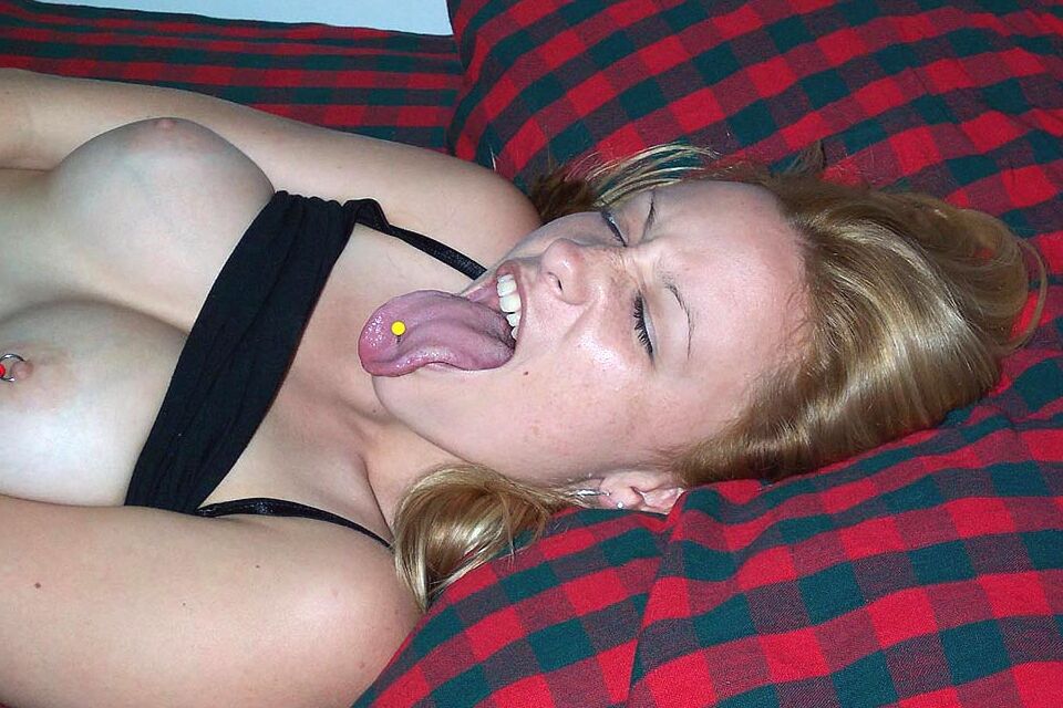 16P A jovem loira Cali mostra o piercing na língua durante sua primeira sessão de fotos nuas