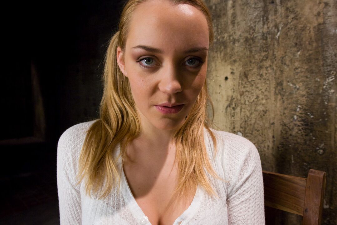 21P La joven rubia sumisa Annette Schwarz se desnuda