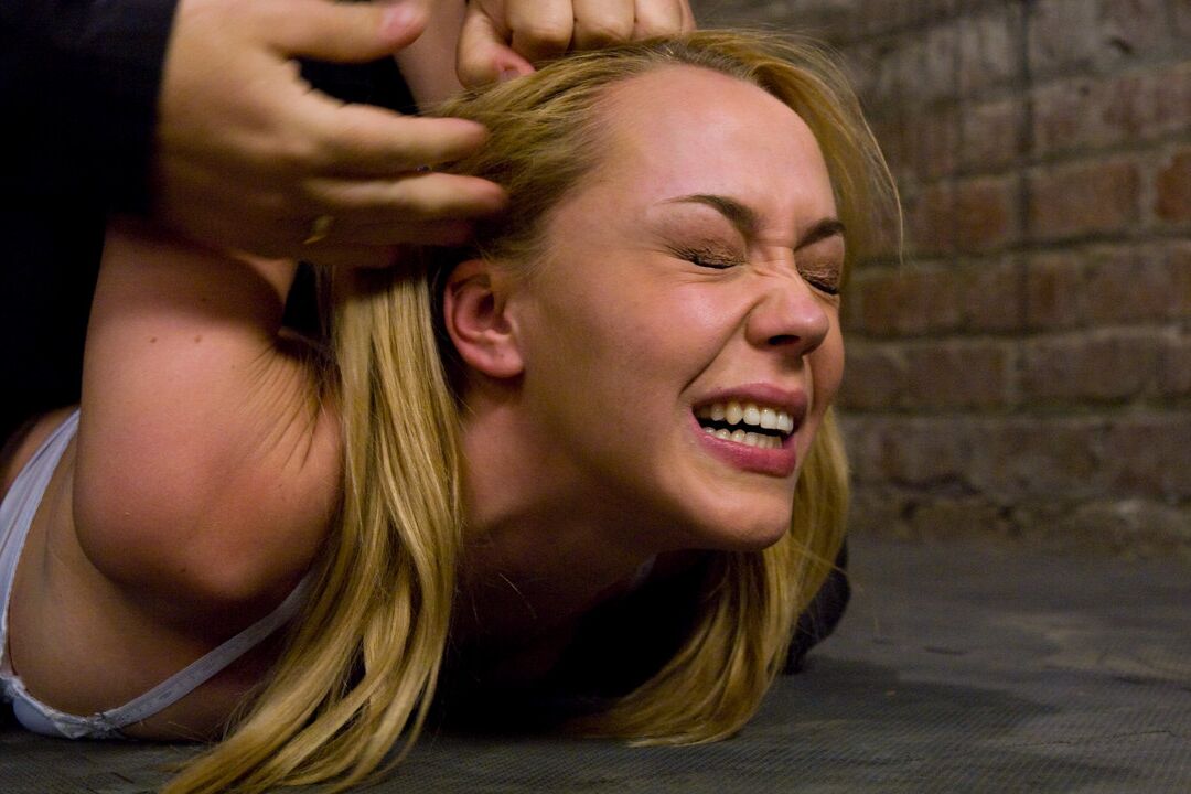 21P La joven rubia sumisa Annette Schwarz se desnuda