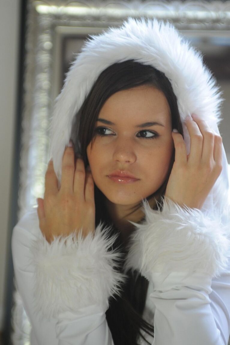 12P A morena sexy e gorda Emma enguias body branco para revelar enormes mamilos grandes
