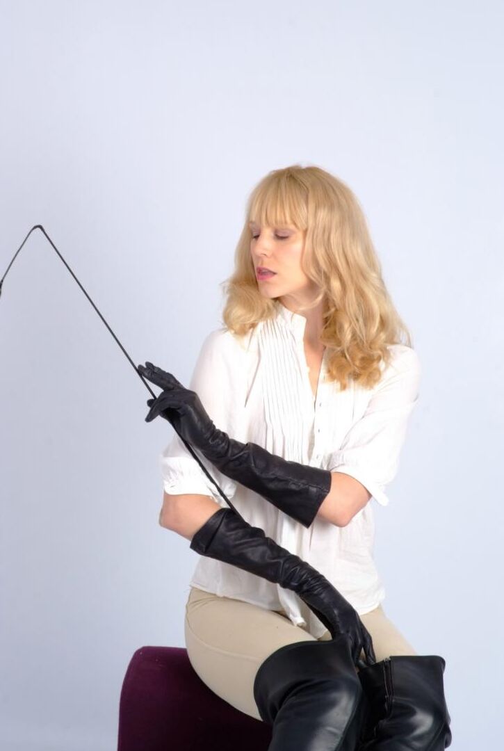 15P Sexy Femdom MILF Ariel trägt ihre komplette Reitausrüstung mit Lederhandschuhen und