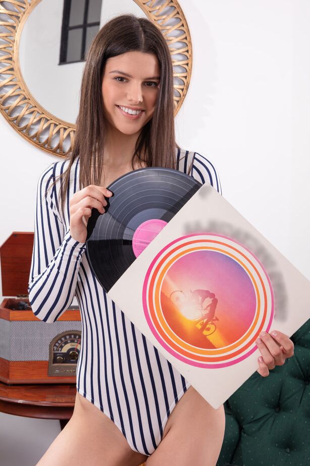 18P A doce adolescente Viola Kat tira o macacão para ficar nua em meio a uma coleção de discos