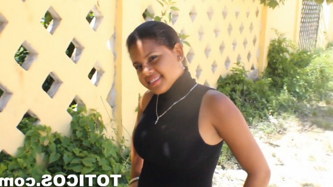 15P A linda garota dominicana Jennifer usa cabelo curto enquanto faz sexo com um cara