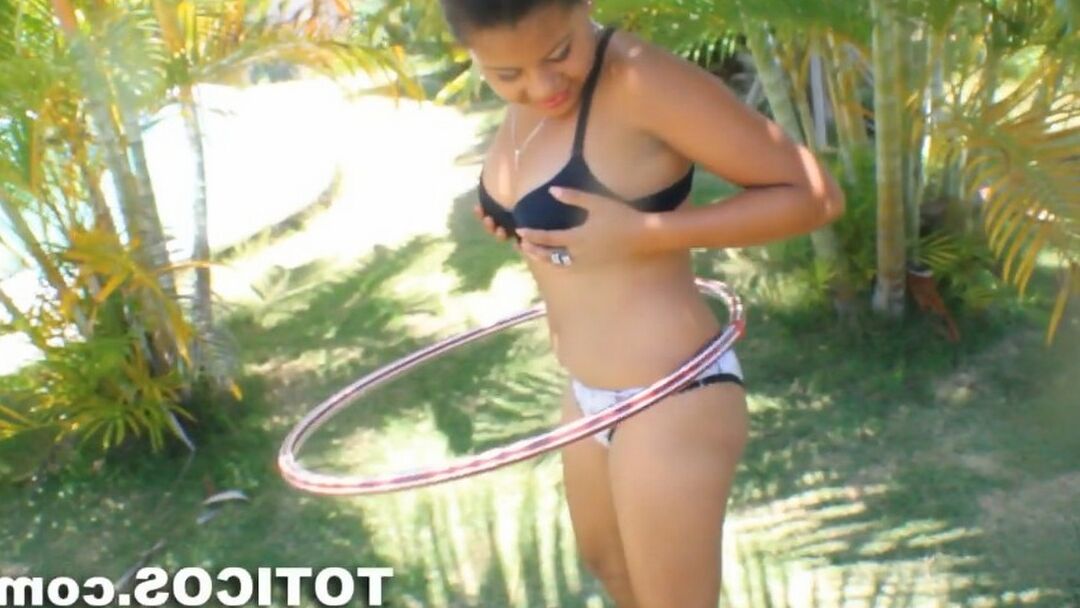 15P A linda garota dominicana Jennifer usa cabelo curto enquanto faz sexo com um cara