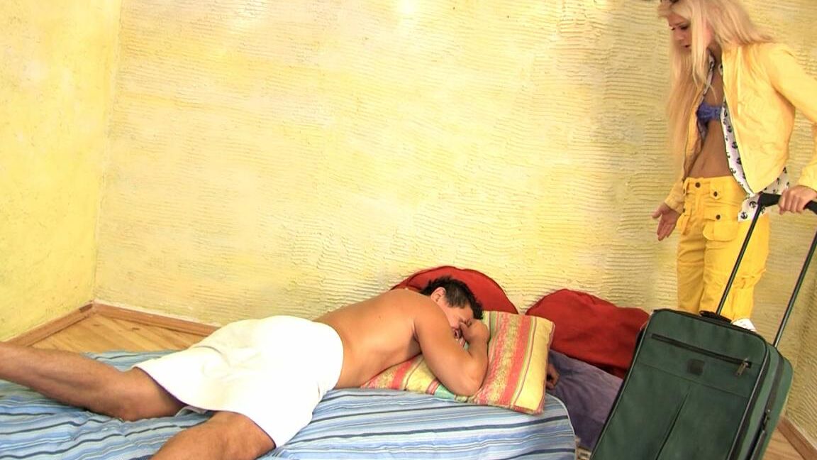 21P La blonde Katie se fait baiser en levrette après avoir réveillé son copain avec un BJ chaud