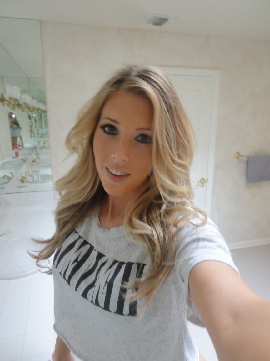 17P Blonde Süße Samantha Saint neckt mit Dekolleté