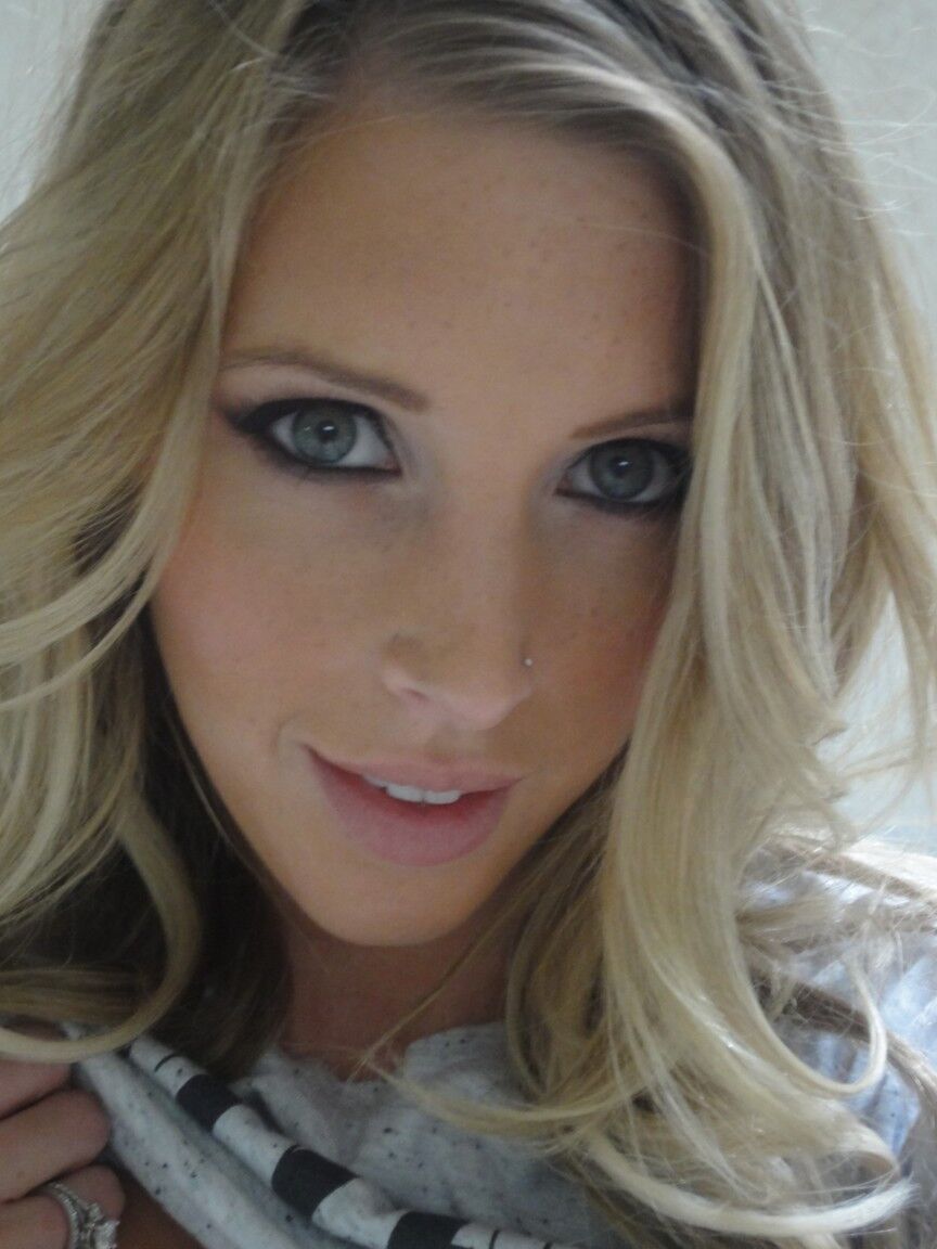 17P Blonde Süße Samantha Saint neckt mit Dekolleté