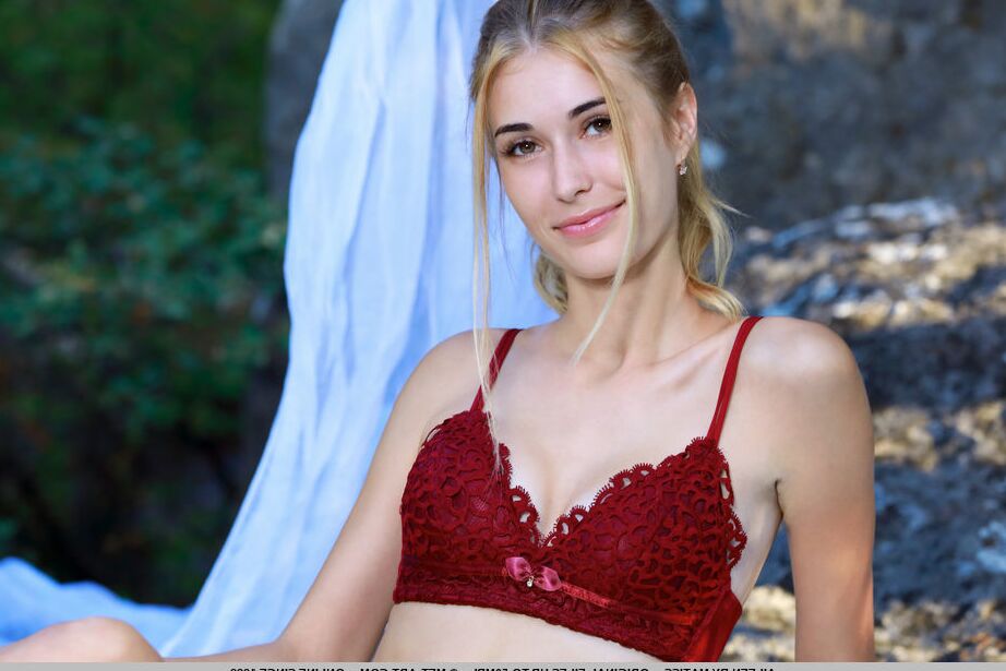 18P La delgada y rubia adolescente Aileen hace tentadoras poses desnuda en su patio trasero