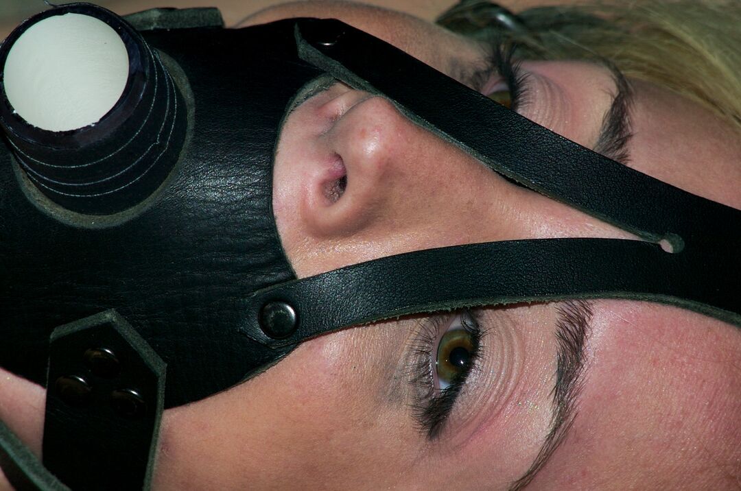 Die 17P-versaute Kelly Wells ist während ihrer BDSM-Sitzung mit Ketten gefesselt